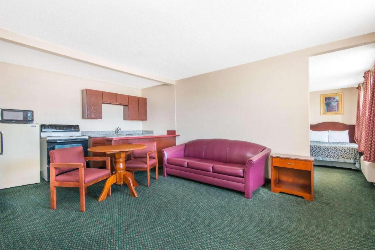 Blue Way Inn & Suites Wichita East Εξωτερικό φωτογραφία