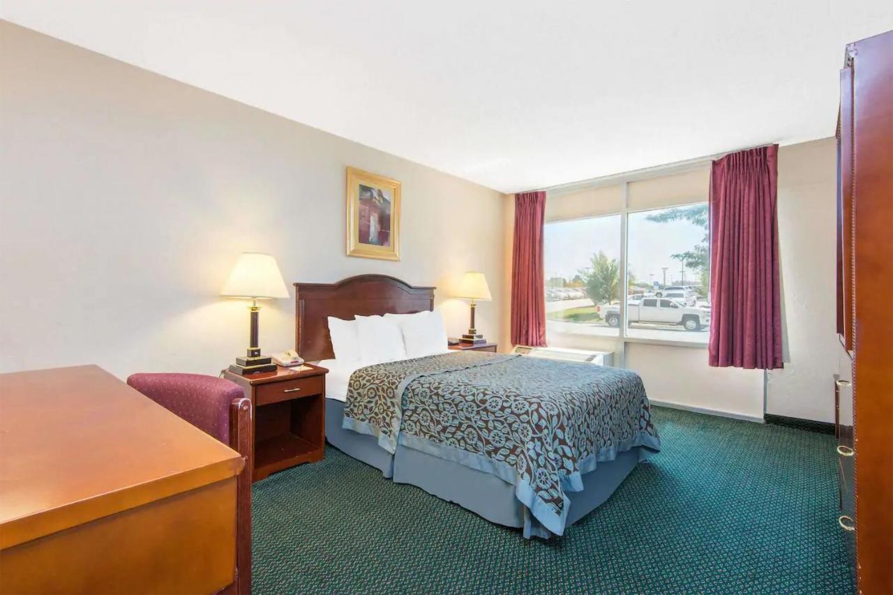 Blue Way Inn & Suites Wichita East Εξωτερικό φωτογραφία