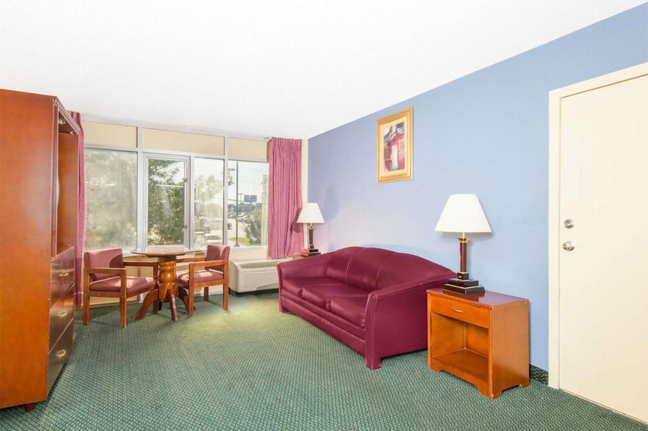 Blue Way Inn & Suites Wichita East Εξωτερικό φωτογραφία