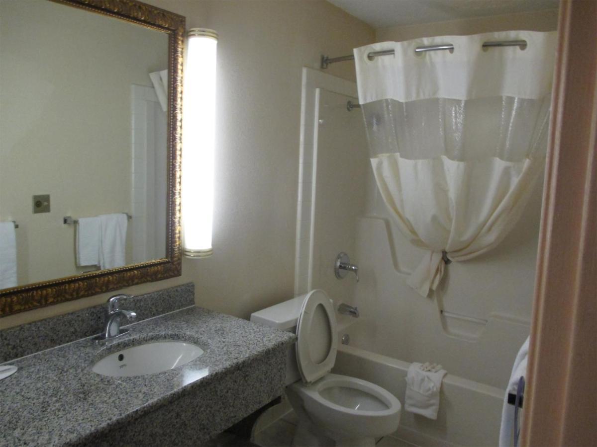 Blue Way Inn & Suites Wichita East Εξωτερικό φωτογραφία