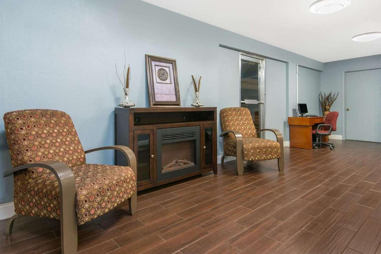 Blue Way Inn & Suites Wichita East Εξωτερικό φωτογραφία